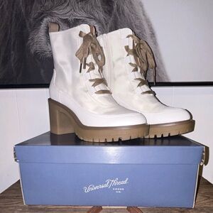 Universal Thread Glenda Off White Memory Foam Lace-Up Ankle Bootie Round Toe 8